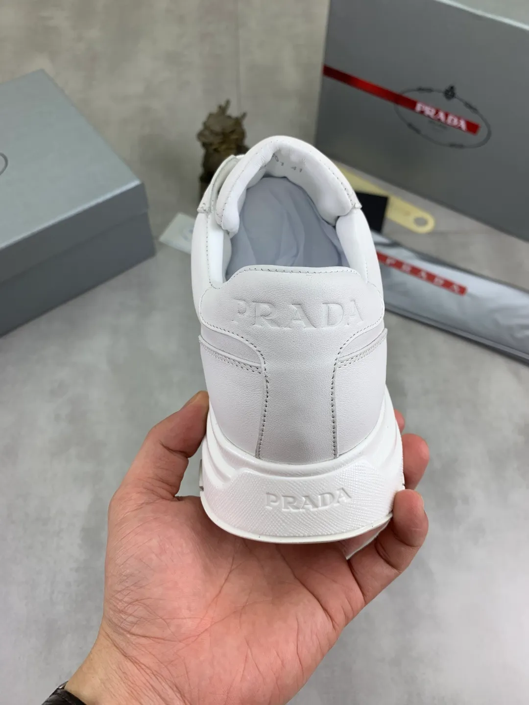 Men's shoes 💰P520 new (higher version) new PRADA (Prada) classic models are on the market at the same time, new men's shoes, 😘fabrics are selected from original imported calfskin. First layer of imported cowhide lining. The original version is awesome! 👍🏿Original open-molded non-slip PU outsole, with exquisite lines, simple and elegant, super comfortable and classy on foot, suitable for leisure travel. Code number: 38-45 (46 customized) 2️⃣ colors available
